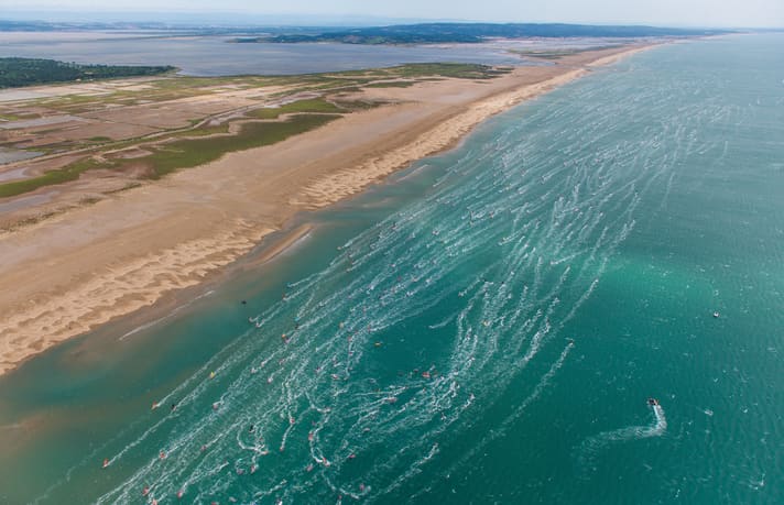 From the start, it's around ten kilometres in the direction of Port-La-Nouvelle. It often blows five to ten knots stronger at the turning point.