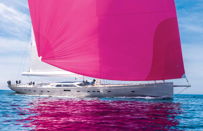 "Pink Gin": The pink-coloured monster sail brings the name of the sailing yacht into focus
