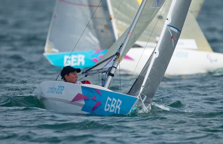   Il Britannia domina le onde: Helena Lucas naviga per l'oro al largo di Weymouth, Kröger è il cacciatore
