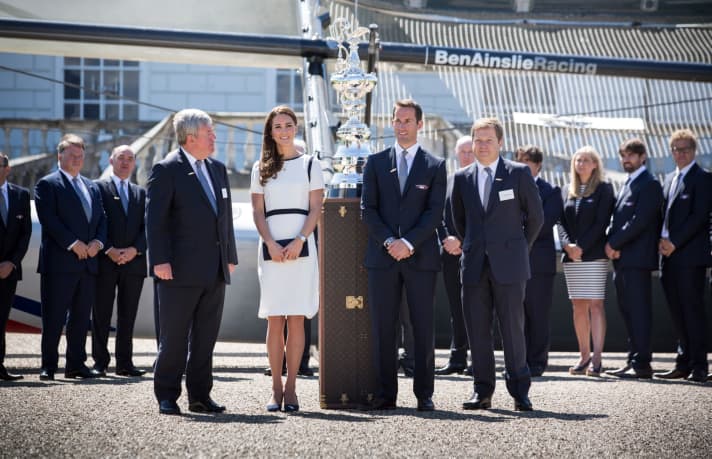   Glaubt trotz allem an eine historische Chance für sein britisches Team: Englands Segelstar Sir Ben AInslie und sein Herausforderer-Team Ben Ainslie Racing – hier mit der Herzogin von Camebridge als Unterstützerin