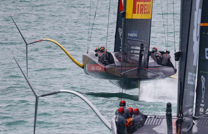   Les écarts étaient parfois extrêmement serrés, mais le tableau de la veille n'a pas beaucoup changé lors de la deuxième journée de la finale de la Prada Cup : l'équipe italienne Luna Rossa Prada Pirelli a fixé la norme, l'équipe Ineos UK s'est battue intensément, mais n'a pas pu renverser la vapeur dans un premier temps.