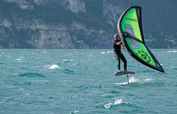 SUP tester Stephan Gölnitz on Lake Garda: with wind and foil, the "Wing" is in its element. Now it's getting sporty, exciting, fun but also challenging.