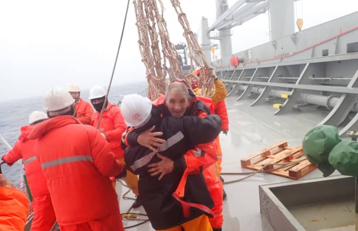 Skipper William MacBrien unmittelbar nach seiner Rettung an Deck