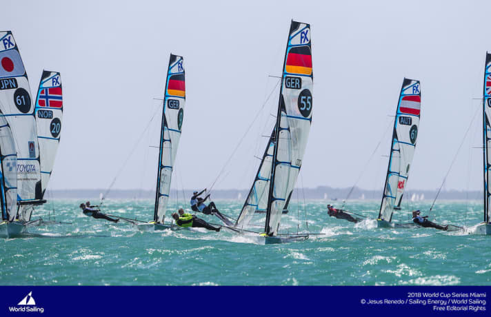   Entrambi gli equipaggi tedeschi di 49erFX in sintesi: A sinistra con il numero velico 9 Tina Lutz e Susann Beucke, al centro con il numero velico 55 Vicky Jurczok e Anika Lorenz