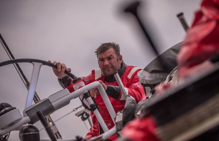   Lo skipper di Sun Hung Kai / Scallywags David Witt deve ora portare in salvo il suo equipaggio malconcio attraverso la tempesta in corso, sulla rotta per il Sud America.
