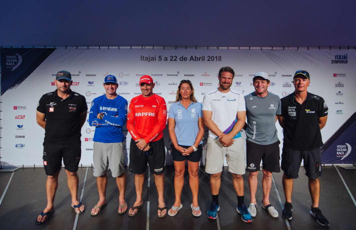  Les skippers lors de la conférence de presse à Itajaí (de gauche à droite) : David Witt (Sun Hung Kai / Scallywag), Charlie Enright (Vestas 11th Hour Racing), Xabí Fernandez (Mapfre), Dee Caffari (Turn the Tide on Plastic), Simeon Tienpont (AkzoNobel), Charles Caudrelier (Dongfeng Race Team) et Bouwe Bekking (Team Brunel)