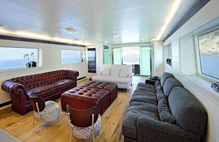 Upholstery worlds: The lounge is dominated by sofas and armchairs from Baxter and Le Padova. | a.