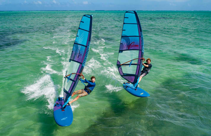 The slightly wider freeride board (left) harmonises comfort and performance, while the narrower board has a sporty, fast look