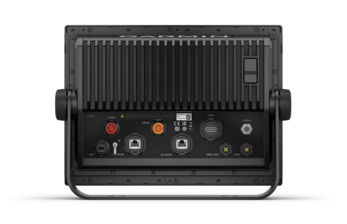   Vue arrière avec les interfaces habituelles, ici la variante sonar 12 pouces avec sortie sondeur supplémentaire et HDMI. USB, NMEA0183, NMEA2000 et Ethernet sont standard. Les cartes SD pour les cartes marines sont également insérées par l'arrière.