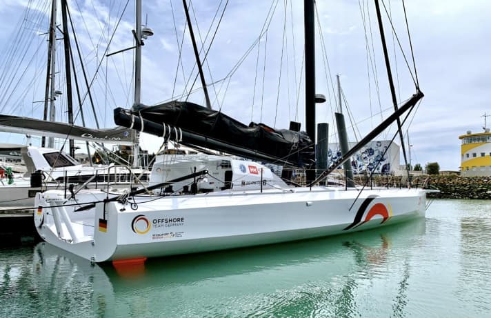  Einen Monat vor dem Rennstart: die "Einstein" ist bereit für den ersten Trainingsblock in den Gewässern vor Les Sables-d'Olonne