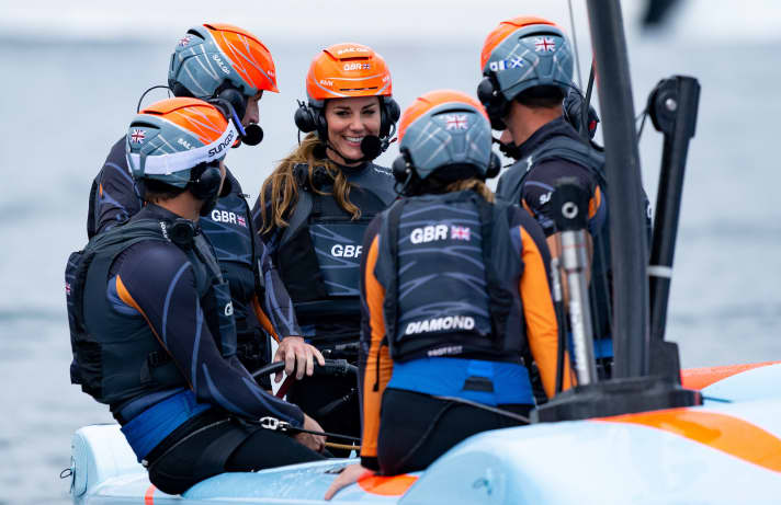 Elle a visiblement apprécié les joies de la vitesse à SailGP : la duchesse de Cambridge entourée de l'équipage britannique.