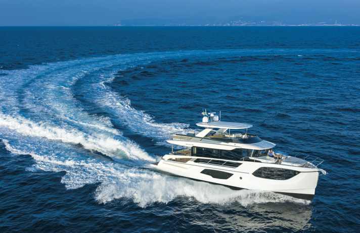 Absolute Yachts is travelling across the Rhine to the exhibition halls with the Navetta 64. The voluminous GRP semi-glider is almost 20 metres long.