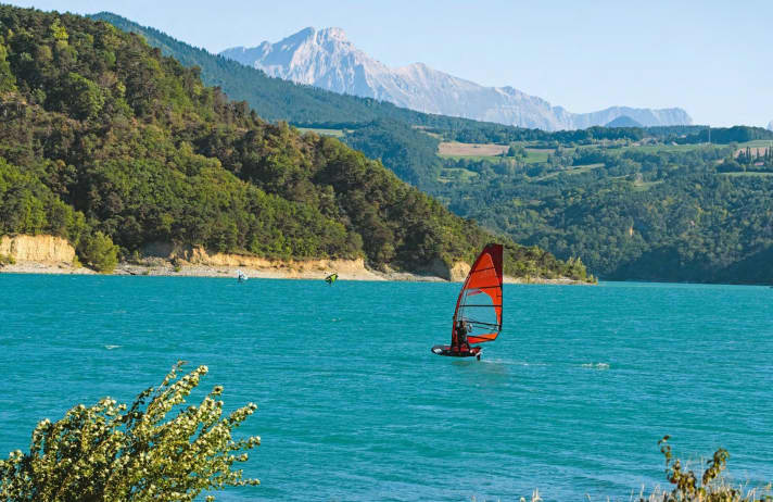 Foilen, Freeriden, Wingfoilen – der See bietet alles, was man für eine entspannte Session braucht. Sogar mehrere Surfstationen befinden sich im südlichen Teil.