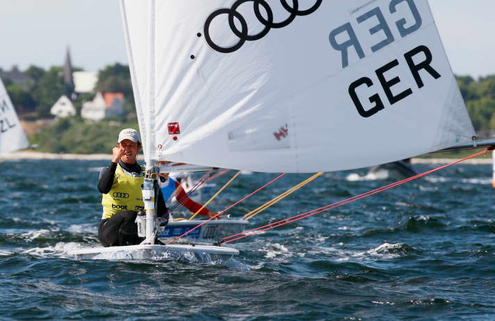   Pugno stretto, gioia a fior di pelle: Simon Grotelüschen vince la classe Laser a Kiel davanti al connazionale Philipp Buhl