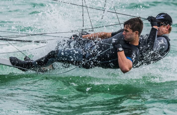   Perfekt synchronisiert, im Handling und in Manövern herausragend, auf den Kursen fast immer ideal positioniert und sehr, sehr schnell: Peter Burling und Blair Tuke sind das Maß der Dinge im 49er