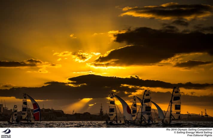   Gara di 49er sullo sfondo di Rio al tramonto
