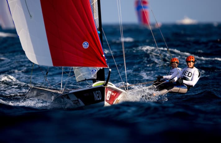   Die Doppel-Weltmeisterinnen Annemiek Bekkering und Annette Duetz zählen zu den Favoritinnen für das Medaillenfinale der 49erFX-Flotte am Montag