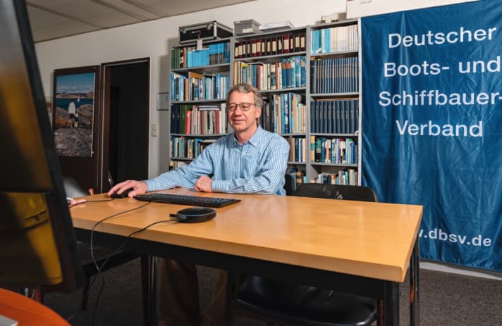 DBSV Managing Director Claus-Ehlert Meyer on air in his "studio"