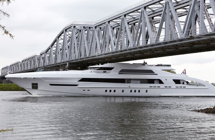 „Galactica Star" auf der Maas auf dem Weg zu den Probefahrten. Aufgrund der Brückenhöhe noch ohne Antennenmast. | t.
