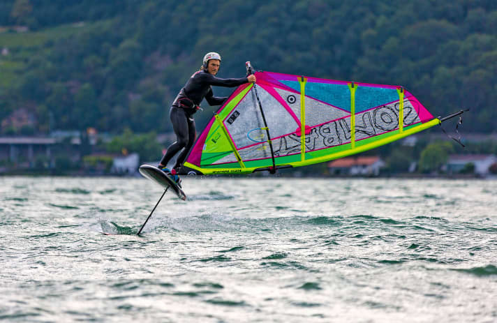 "Die 80er waren geprägt von Windsurfpionieren, die mutig Neues ausprobierten. Genau wie wir das heute mit dem Foilstyle machen.r