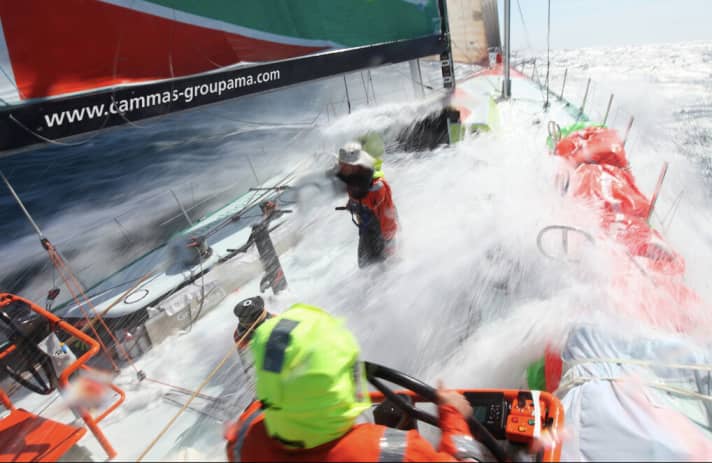   Hydrant an Deck: So war's, und so wird's bald wieder. Zwischendurch hatten Franck Cammas und Kollegen auf Groupama Verschnaufpause – und die Führung erobert