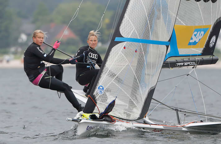   Les acrobaties font partie des qualités que les navigatrices de 49erFX doivent maîtriser