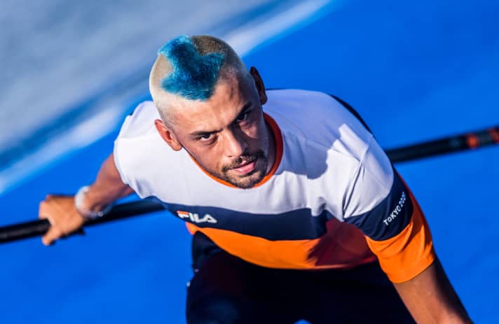   Has come for good sport at the Olympics: RS:X top favourite Kiran Badloe from the Netherlands shows with his hairstyle where he wants to go - always forwards. In the surfing disciplines, which also start on Sunday, there are no German starters after the end of Toni Wilhelm and Moana Delle's heyday