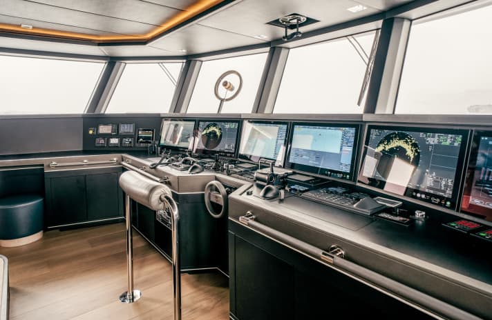 Bridge: The six screens are covered in leather from Foglizzo. But there is also a sling disc, gimbal-mounted compass and a FLIR system