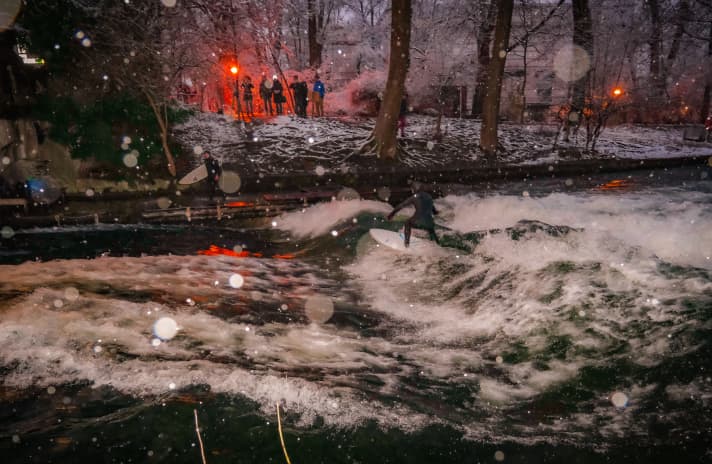 SUP tester Laura at zero degrees on the Eisbach. 6mm neoprene makes it possible.