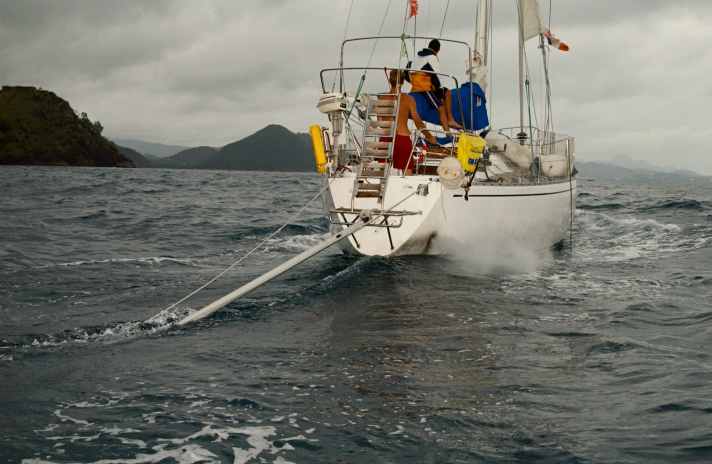 Tangon de spi comme simple aviron de secours.