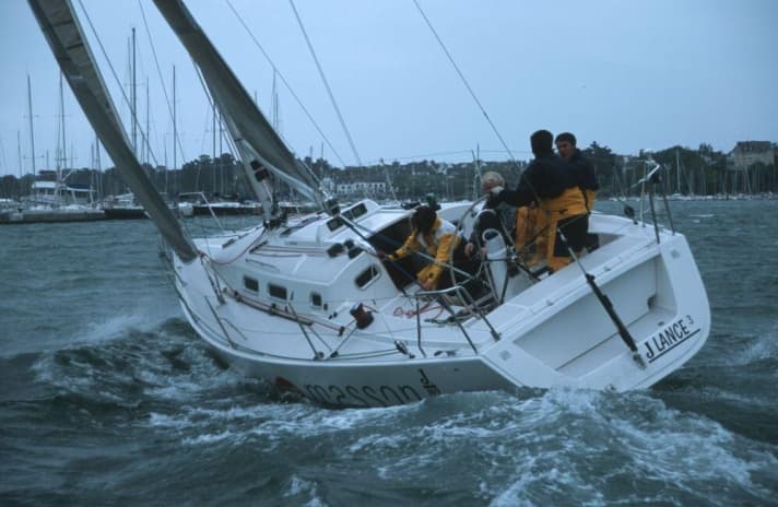   Poppa relativamente stretta, ampi ponti di corsa, bordo libero moderato: il J 109 ha un aspetto senza tempo.