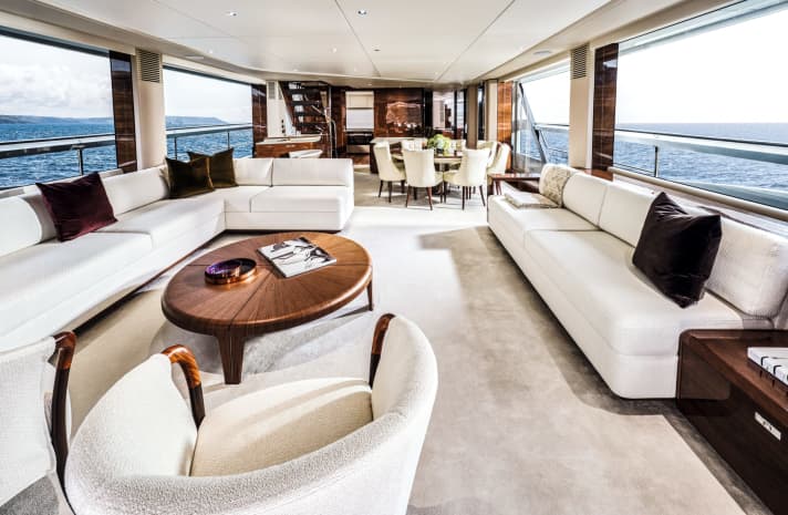 Open feeling of space: huge window panels frame the lounge and flood the interior with natural light. | t.