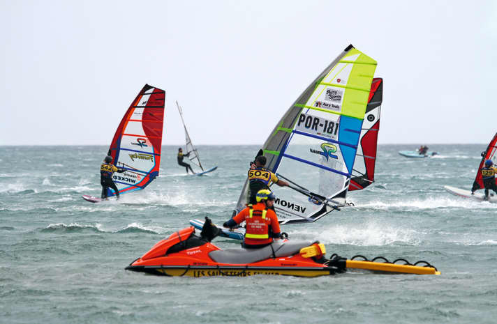 Über 150 Wasserretter auf Booten und Jetskis stellen beim Défi Wind sicher, dass niemand verloren geht.
