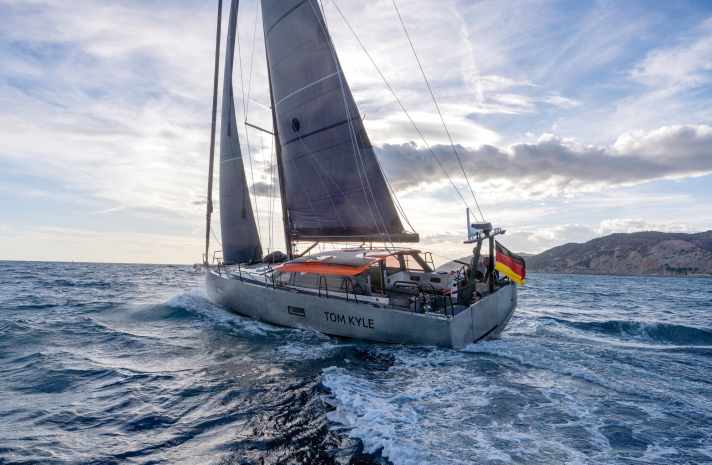 Longueur : 12,90 m ; largeur : 4,20 m ; poids : 9,7 t ; à partir de 1 129 310 euros.