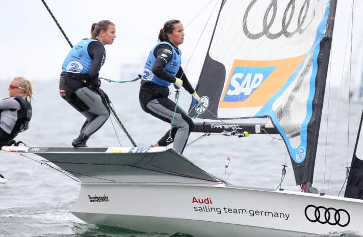   Leonie Meyer ed Elena Stoffers lottano per la vittoria della settimana di Kiel nel 49er FX