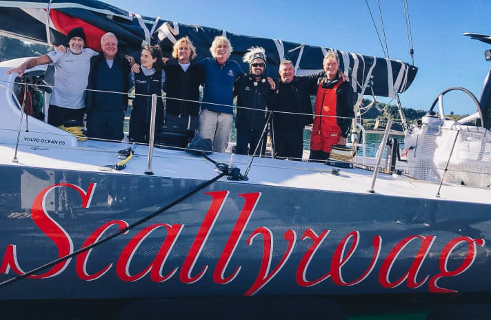   Les amis de "Scallywags" : un équipage de convoyage dont certains membres ont volontiers pris l'avion pour le Chili quelques heures seulement après l'appel du skipper David Witt. Cet équipage amène le bateau à Itajaí, où l'équipe souhaite reprendre la course après la mort tragique de John Fisher.
