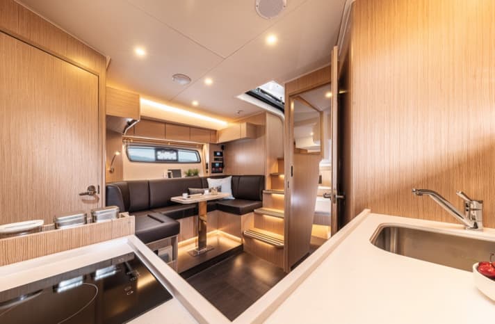 In the lounge seating area, you are protected from prying eyes and can enjoy your privacy