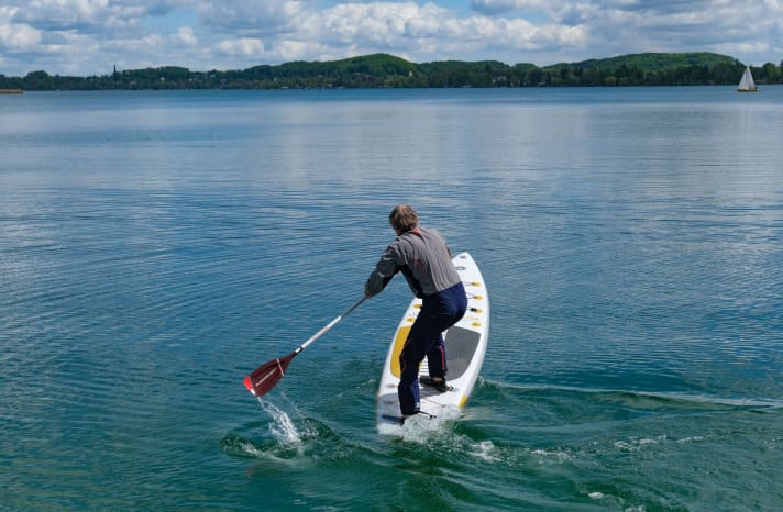 During a pivot turn, the board turns quickly and is quite stable, with the back foot resting on the net (which can also be removed) - and on the smooth deck.