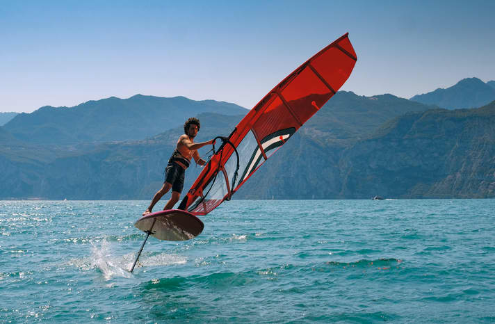 Foils ermöglichen sportliches Windsurfen schon bei etwa zehn Knoten Wind