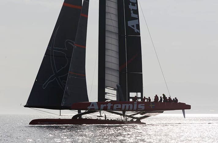   Anders als alle anderen verwendet Artemis keine Foils, die das Boot aus dem Wasser heben