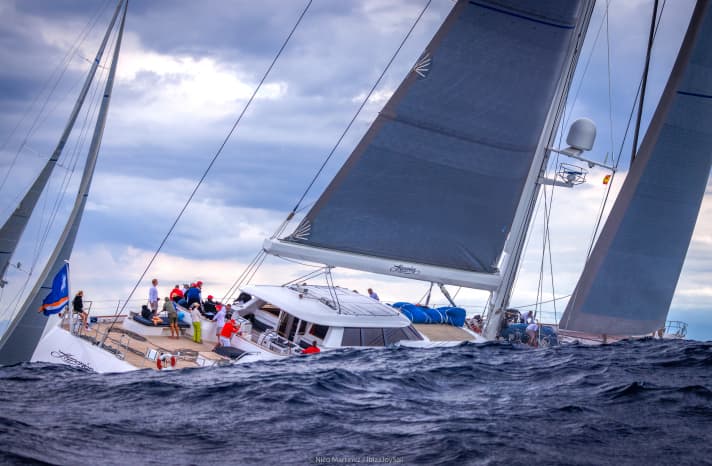 Il y avait plus de vent lors de la finale croustillante du dimanche de l'Ibiza JoySail. Voici l'équipage de "Hyperion" en action.