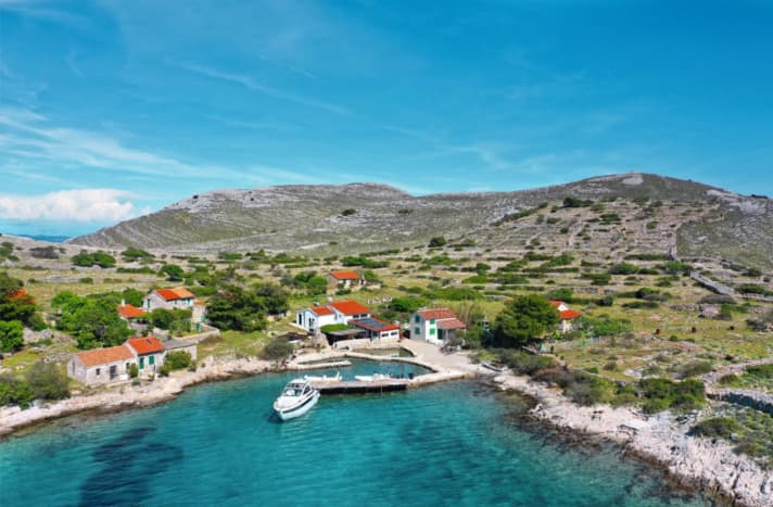 Die Bucht Koromačna mit der gleichnamigen Konoba liegt im Süden von Kornat und bietet für Gäste Muringplätze an der Mole sowie an acht Bojen