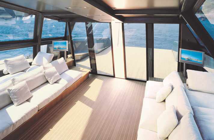 2002, Wallypower 118, Il salone collega senza soluzione di continuità il pozzetto di poppa.