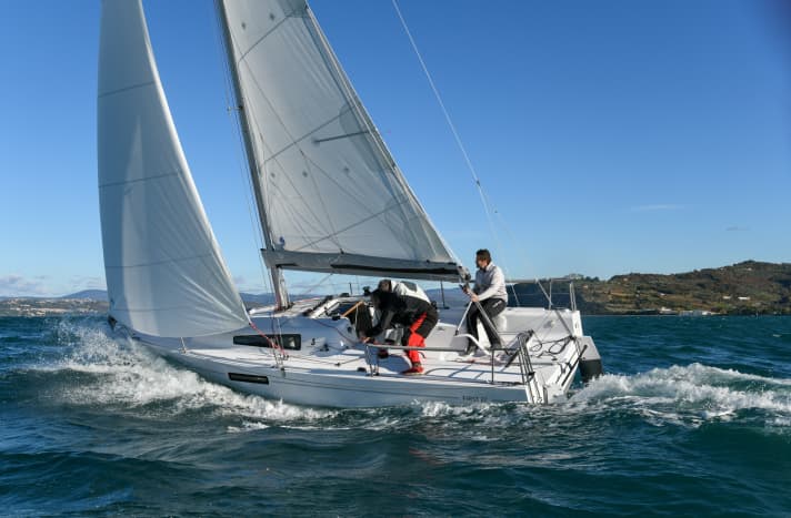 28-foot compact cruiser