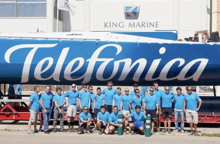   Rassemblés devant le bateau : l'équipe Telefonica