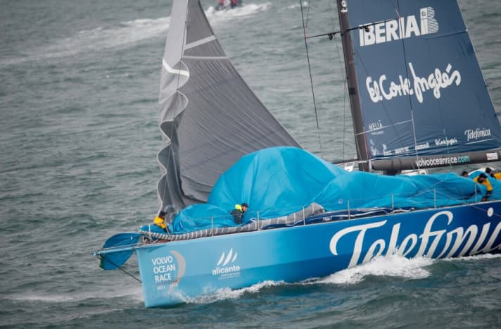  Telefonica a dû récupérer le gennaker lors du tour de tonneau raté