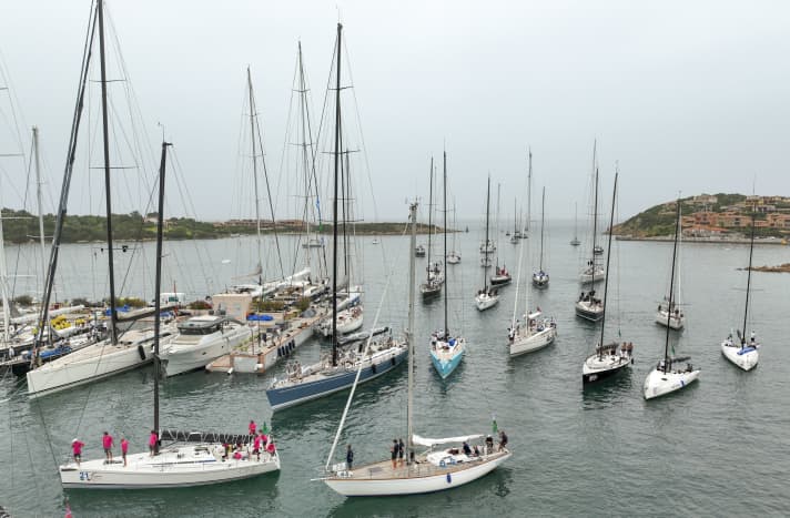 An unusual sight: The third day of the Rolex Swan Cup regatta fell victim to the washroom weather combined with thunderstorm warnings. The teams had to return to the harbour on Thursday without having achieved anything. The following day, however, awaited them again with blue skies and turquoise-coloured seas ...