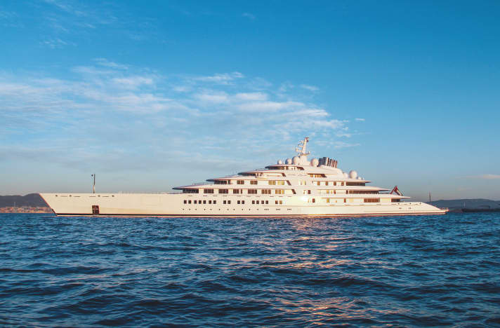 1. Azzam
 	Ein Gigant, der nicht nur durch schiere Größe beeindruckt. Das Lürssen-Flaggschiff treiben vier Waterjets, die von Dieselaggregaten und Gasturbinen mit insgesamt 70 000 Kilowatt gespeist werden, auf bis zu 30 Knoten an. Eigner des nur 20 Meter breiten Nauta-Designs ist Scheich Khalifa bin Zayed Al Nahyan, Präsident der VAE, Emir von Abu Dhabi. | i.