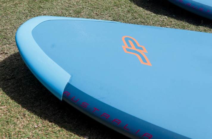 Glued-on nose protectors made of GRP, such as those rented from our test base Radical Sports Tobago, are robust and relatively inexpensive, and there are suitable models for many boards with larger quantities. The disadvantages are a higher weight and a not always perfect look.