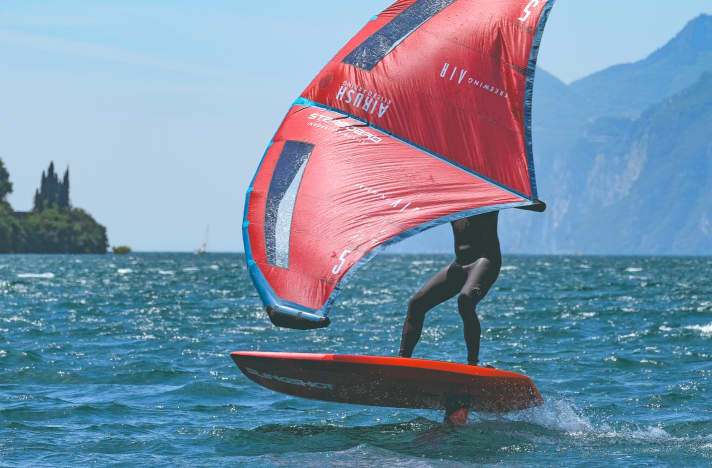 Mit 143 Litern Volumen eignet sich das Slingshot Shred Sled auch als Plattform für blutige Wingsurf-Einsteiger*innen